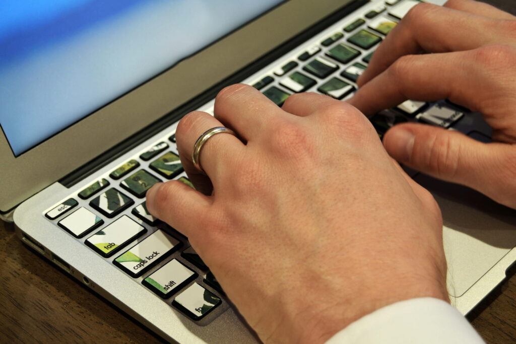 勤怠管理システムは社員のストレスに影響する？心理面から考える導入のポイントのアイキャッチ画像